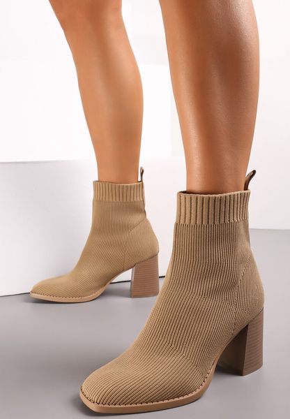 Ciemnobeżowe Skarpetkowe Wsuwane Botki na Słupku Solime. Brązowe botki damskie Renee, bez wzorów, bez obcasa, na obcasie, bez zapięcia. Za 149.99 zł.
