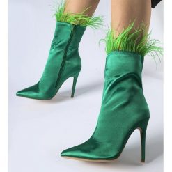Zielone botki ozdobione piórkami Selvena. Zielone botki damskie bez wzorów, z tworzywa sztucznego, eleganckie, za kostkę, bez obcasa, na obcasie, bez zapięcia. Za 74.48 zł.