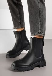 Czarne Botki Typu Sztyblety Zdobione Aplikacją Naladeia. Czarne botki damskie Renee, z aplikacjami, z jeansu, bez obcasa, na płaskiej podeszwie, bez zapięcia. Za 139.99 zł.