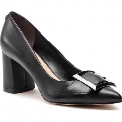 Półbuty GUESS - FL5DEN LEA08 BLACK. Czarne półbuty damskie Guess, z aplikacjami, ze skóry ekologicznej, eleganckie, bez obcasa, na obcasie, bez zapięcia. W wyprzedaży za 369.00 zł.