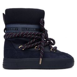 Śniegowce Tommy Hilfiger. Niebieskie śniegowce damskie Tommy Hilfiger, bez zapięcia. Za 559.99 zł.