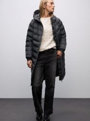 Street One Pikowany płaszcz damski Kobiety czarny jednolity, 44. Czarne płaszcze damskie Street One, bez wzorów, street, bez kołnierzyka, bez kaptura. Za 849.95 zł.