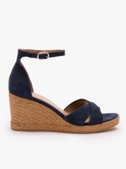 Granatowe sandały na koturnie. Niebieskie sandały damskie Ryłko, bez wzorów, ze skóry, bez obcasa, na koturnie, bez zapięcia. Za 399.99 zł.