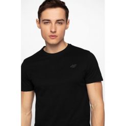T-shirt męski TSM300 - głęboka czerń. T-shirty męskie 4F, m, bez wzorów, bez kołnierzyka, bez ramiączek. Za 39.99 zł.