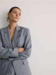 Marynarka oversize z dodatkiem wiskozy - jasnoszary. Szare marynarki i żakiety damskie Reserved, bez wzorów, z tkaniny, bez kołnierzyka, bez ramiączek. W wyprzedaży za 179.99 zł.