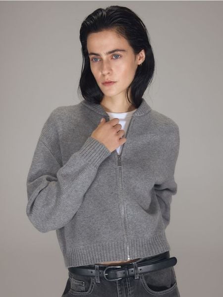 Krótki kardigan z suwakiem - szary. Szare kardigany damskie Reserved, l, bez wzorów, z dzianiny, bez kołnierzyka. Za 149.99 zł.