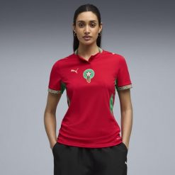 Damska koszulka domowa Maroko 2026 PUMA. Brązowe bluzki damskie Puma, l, bez wzorów, sportowe, bez kołnierzyka, bez ramiączek. Za 429.00 zł.