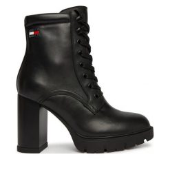 Botki Tommy Jeans. Czarne botki damskie Tommy Jeans, bez wzorów, z jeansu, bez obcasa, na słupku, bez zapięcia. Za 699.99 zł.