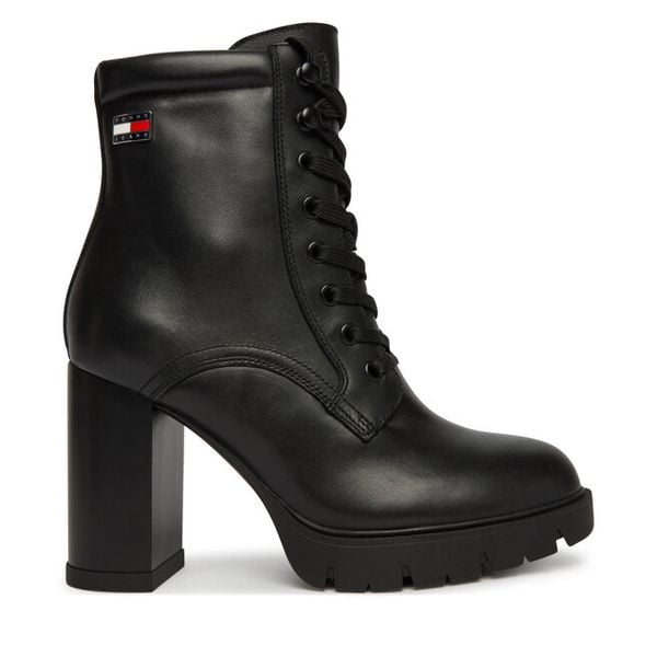 Botki Tommy Jeans. Czarne botki damskie Tommy Jeans, bez wzorów, z jeansu, bez obcasa, na słupku, bez zapięcia. Za 699.99 zł.