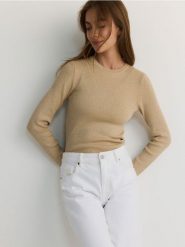 Sweter z metalizowaną nicią - złoty. Żółte swetry nierozpinane damskie Reserved, l, bez wzorów, z dzianiny, bez kołnierzyka, bez ramiączek. W wyprzedaży za 49.99 zł.