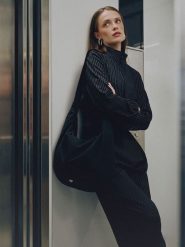 4F Bluza dresowa relaxed bez kaptura damska - czarna M. Czarne bluzy damskie 4F, m, bez wzorów, z dresówki, klasyczne, bez ramiączek, bez kaptura. Za 199.99 zł.