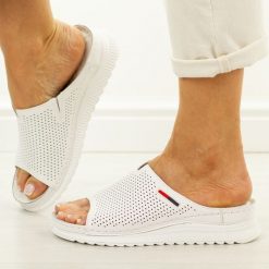 Białe skórzane klapki damskie Jezzi 18-42. Białe klapki damskie Jezzi, na lato, bez wzorów, z jeansu, eleganckie, bez obcasa, na płaskiej podeszwie, bez zapięcia. Za 219.00 zł.