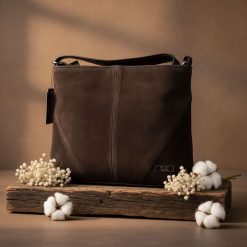 Shopperka skórzana SHE zamszowa 677 czekolada. Shopperki damskie SHE, bez wzorów, ze skóry, zamszowe, bez dodatków. Za 219.99 zł.