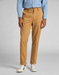 LEE TAPERED CHINO TOBACCO BROWN L70RQF78 112140713. Brązowe eleganckie spodnie męskie Lee, bez wzorów, z materiału. Za 219.99 zł.
