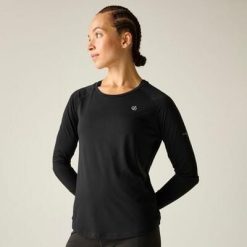 Damska koszulka z długim rękawem do biegania Nimble. Czarne bluzki damskie Dare 2B, bez wzorów, z lyocellu, sportowe, bez kołnierzyka, bez ramiączek. Za 159.99 zł.
