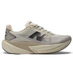 Buty damskie New Balance FuelCell Rebel v5 WFCXPB5 – beżowe. Brązowe obuwie sportowe damskie New Balance, bez wzorów, z gumy, bez zapięcia, do biegania. Za 749.99 zł.