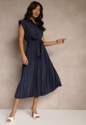 Granatowa Sukienka Plisowana z Bawełną Ozdobiona Paskiem Lirabelle. Niebieskie sukienki damskie Renee, na co dzień, l, z aplikacjami, z bawełny, eleganckie, bez kołnierzyka, bez ramiączek, maxi, plisowane. Za 99.99 zł.