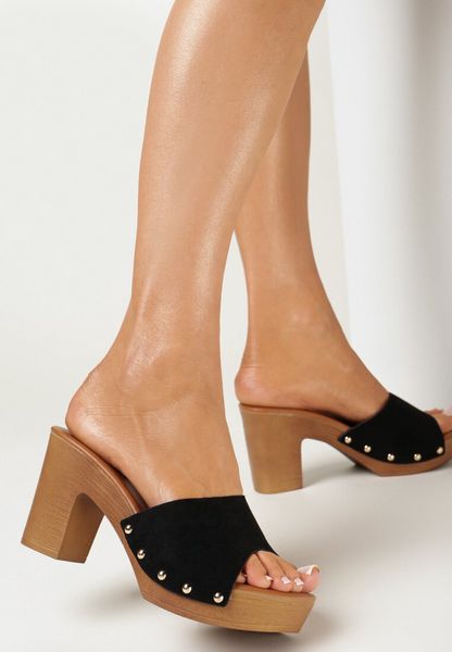 Czarne Klapki na Słupku z Odkrytym Noskiem i Ozdobnymi Nitami Ophetine. Czarne klapki damskie Born2be, bez wzorów, bez obcasa, na obcasie, bez zapięcia. Za 59.99 zł.