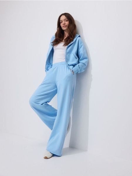 Rozpinana bluza - jasnoniebieski. Niebieskie bluzy damskie Reserved, l, bez wzorów, z bawełny, bez ramiączek, bez kaptura. W wyprzedaży za 59.99 zł.