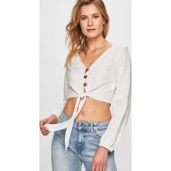 Glamorous - Bluzka. Białe bluzki damskie Glamorous, l, bez wzorów, z bawełny, bez kołnierzyka, bez ramiączek. W wyprzedaży za 89.90 zł.