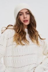 Czapka z dodatkiem wełny biała. Białe czapki damskie MOODO, bez wzorów, z elastanu. Za 49.99 zł.