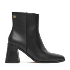 Botki Nine West. Czarne botki damskie Nine West, bez wzorów, bez obcasa, na słupku, bez zapięcia. Za 279.99 zł.