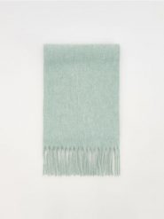 Szalik z frędzlami - jasnozielony. Zielone szaliki damskie Reserved, bez wzorów. W wyprzedaży za 25.99 zł.