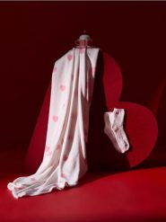 Zestaw: skarpetki i koc w serca - różowy. Czerwone skarpetki damskie Sinsay, bez wzorów. Za 35.99 zł.