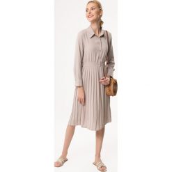 Szara Sukienka Reliably. Szare sukienki damskie Born2be, na lato, l, bez wzorów, z materiału, bez kołnierzyka, bez ramiączek, midi. Za 119.99 zł.