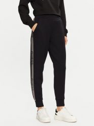 Guess Spodnie dresowe W5RB00 KBYE2 Czarny Regular Fit. Czarne spodnie dresowe damskie Guess, z aplikacjami, z dresówki. Za 279.99 zł.
