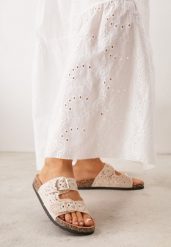 Beżowe Klapki na Podeszwie z Imitacji Korka z Szydełkowymi Paskami z Klamrami Carilorin. Brązowe klapki damskie Born2be, na lato, bez wzorów, boho, bez obcasa, na płaskiej podeszwie, bez zapięcia. Za 89.99 zł.