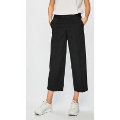 Vans - Spodnie. Czarne spodnie materiałowe damskie Vans, bez wzorów, z bawełny, casualowe. W wyprzedaży za 179.90 zł.