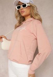 Różowa Bluza z Ozdobnym Napisem i Kapturem Arseia. Czerwone bluzy damskie Renee, l, bez wzorów, z jeansu, casualowe, bez ramiączek, z kapturem. Za 69.99 zł.
