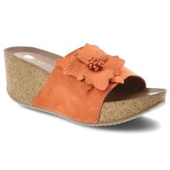 Klapki damskie Armodo, cholewka ze skóry naturalnej zamszowej z szerokim paskiem z przodu ozdobna aplikacja kwiatowa, pomarańczowe, 40312. Brązowe klapki damskie Armodo, z aplikacjami, ze skóry, bez obcasa, na koturnie, bez zapięcia. Za 319.00 zł.