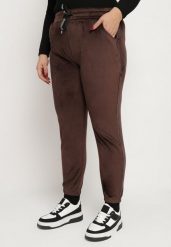 Brązowe Welurowe Spodnie Dresowe Ozdobione Sznurkami Jaledi. Brązowe spodnie dresowe damskie Born2be, z aplikacjami, z dresówki, klasyczne. Za 39.99 zł.