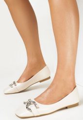 Beżowe Balerinki z Kwadratowym Noskiem i Metalową Ozdobą Vosho. Brązowe balerinki damskie Born2be, z aplikacjami, ze skóry ekologicznej, bez obcasa, na płaskiej podeszwie, bez zapięcia. Za 34.99 zł.