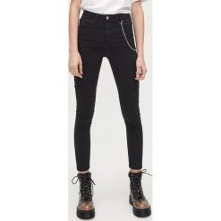 Bawełniana koszula oversize z napisem - Biały. Białe koszule damskie Cropp, l, bez wzorów, z bawełny, bez kołnierzyka, bez ramiączek. Za 39.99 zł.