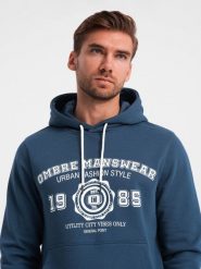 Ombre Męska bluza kangurka z kapturem i nadrukiem w stylu college granatowa V2 OM-SSPS-0143 M. Bluzy męskie Ombre, m, bez wzorów, z kapturem. Za 169.99 zł.