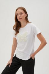 Bawełniany t-shirt z aplikacją biały. Białe t-shirty damskie MOODO, l, z aplikacjami, z bawełny, bez kołnierzyka, bez ramiączek. W wyprzedaży za 49.99 zł.