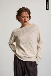 Sweter z dekoltem w łódke beżowy. Brązowe swetry nierozpinane damskie MOODO, l, bez wzorów, z poliamidu, bez kołnierzyka, bez ramiączek. Za 149.99 zł.