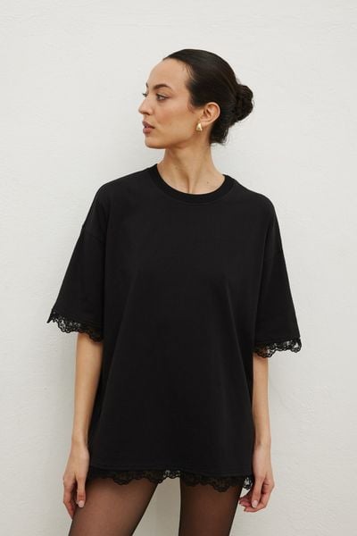 Tshirt typu oversize z KORONKĄ w kolorze BLACK- MIDNIGHT-XS/S. Czarne t-shirty damskie Marsala, m, bez wzorów, z bawełny, klasyczne, bez kołnierzyka, bez ramiączek. Za 169.90 zł.