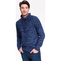 SWETER MĘSKI Z WYWIJANYM GOLFEM. Niebieskie swetry męskie TOP SECRET, na jesień, l, bez wzorów, z dzianiny, bez kołnierzyka, bez ramiączek. W wyprzedaży za 59.99 zł.
