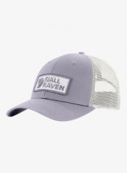 Czapka z daszkiem Fjallraven Langtradarkeps. Fioletowe czapki damskie Fjällräven, bez wzorów, z bawełny, eleganckie. Za 186.99 zł.