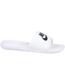 Klapki damskie Nike Victori One. Białe klapki damskie Nike, bez wzorów, z materiału, sportowe, bez obcasa, bez zapięcia. Za 139.99 zł.