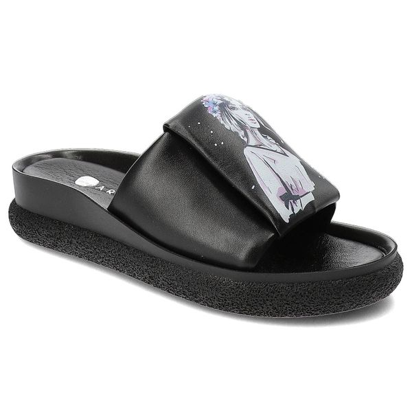 Czarne Klapki Armodo Stylowe Wsuwane Obuwie Damskie. Czarne klapki damskie Armodo, na lato, bez wzorów, z materiału, eleganckie, bez obcasa, bez zapięcia. Za 239.00 zł.