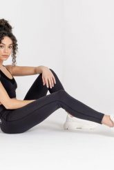 Legitimate damskie sportowe legginsy. Czarne legginsy sportowe damskie Dare 2B, bez wzorów, z materiału, na fitness i siłownię. Za 126.25 zł.