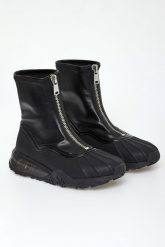 Botki damskie wysoką cholewką DKNY. Botki damskie DKNY, bez wzorów, przed kolano, bez obcasa, bez zapięcia. W wyprzedaży za 539.40 zł.