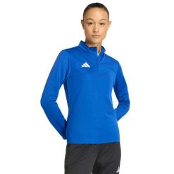 Bluza damska adidas Entrada 26 Training Top. Niebieskie bluzy damskie Adidas, bez wzorów, z materiału, sportowe, bez ramiączek, bez kaptura. Za 121.99 zł.
