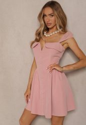 Ciemnoróżowa Sukienka o Rozkloszowanym Kroju na Ramiączkach z Ozdobnym Dekoltem Salaviel. Czerwone sukienki damskie Renee, na co dzień, m, bez wzorów, eleganckie, bez kołnierzyka, bez ramiączek, mini, kopertowe. Za 99.99 zł.
