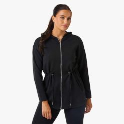 Bluza treningowa damska Swedemount Move Soft Hood Jacket szybkoschnąca. Czarne bluzy damskie SWEDEMOUNT, bez wzorów, z tkaniny, sportowe, bez ramiączek, bez kaptura. Za 199.99 zł.